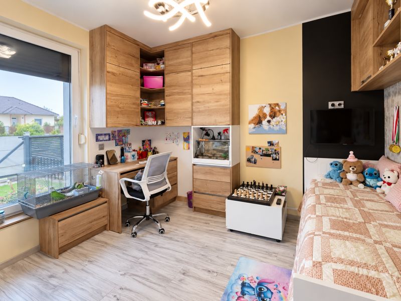 Predaj 4i samostatný rodinný dom, 400 m2 pozemok, Mosonmagyaróvár - Detská izba s podlahou s dreveným dekorom, posteľou a pracovným stolom v rodinnom dome.
