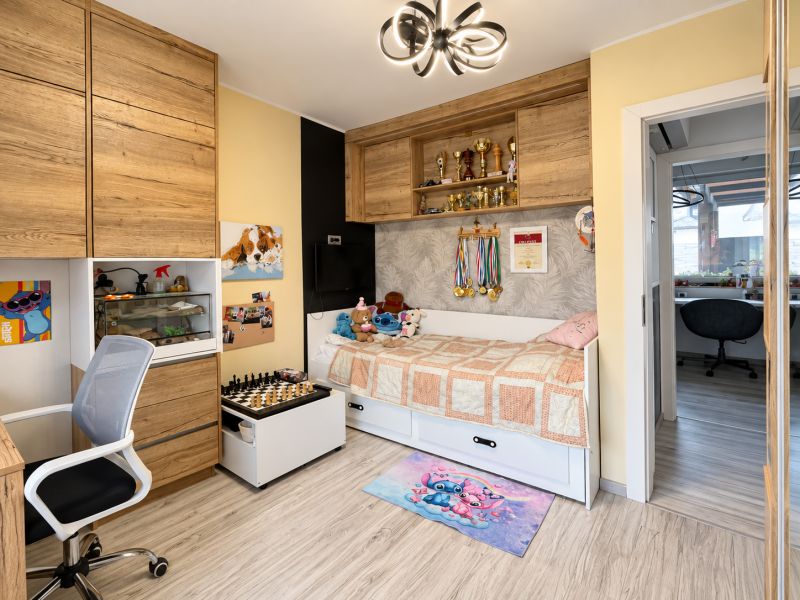 Predaj 4i samostatný rodinný dom, 400 m2 pozemok, Mosonmagyaróvár - Detská izba so skrinkami z dreveného dekoru a dekoráciami v rodinnom dome.