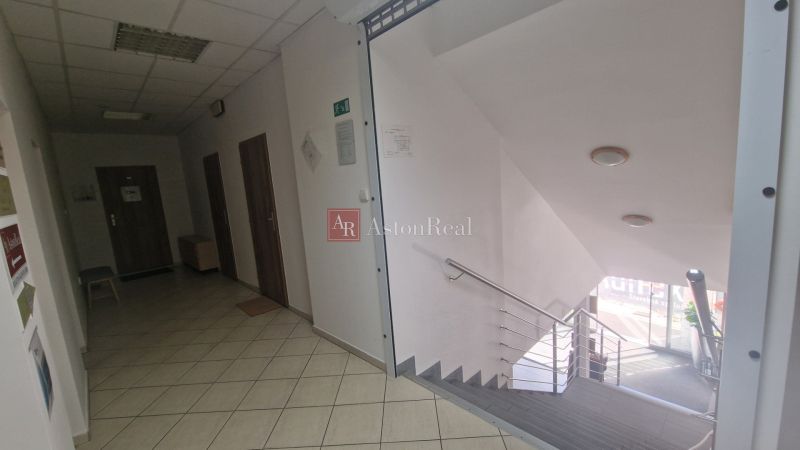 Prenájom - Poprad, kancelárske priestory centrum, 38 m2 - Interiér kancelárie s priestranným schodiskom a dlažbou, v tichom prostredí.