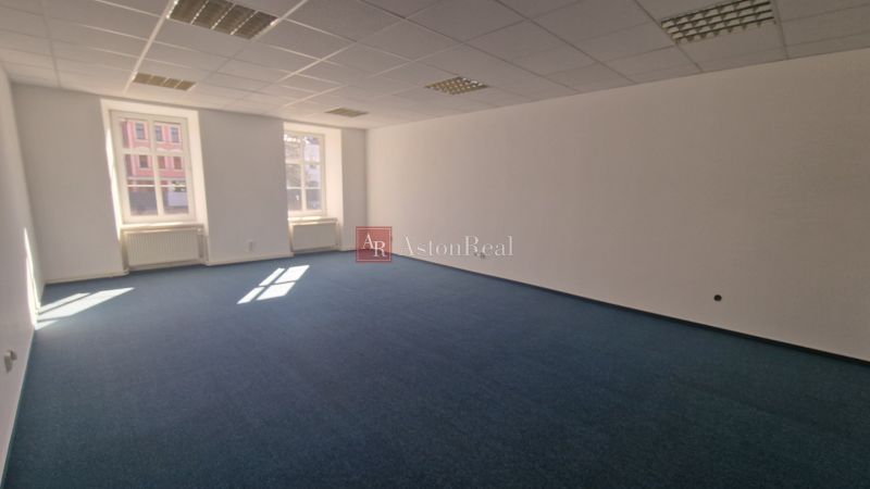 Prenájom - Poprad, kancelárske priestory centrum, 38 m2 - Priestranné kancelárie s modrým kobercom a stropnými svietidlami.