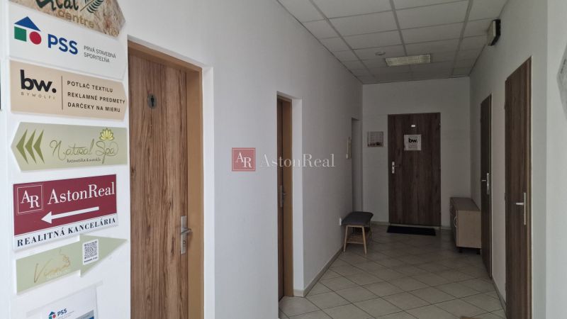 Prenájom - Poprad, kancelárske priestory centrum, 38 m2 - Kancelárie s bielymi stenami a dverami s dreveným dekorom pre rôzne firmy.