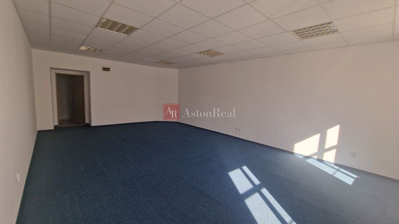 Prenájom - Poprad, kancelárske priestory centrum, 38 m2 - Miestnosť kancelárie s modrým kobercom a bielymi stenami, vhodná na zariadenie.