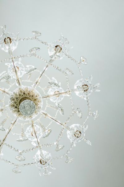 Jedinečná príležitosť - reštaurácia s kompletným konceptom a zázemím - Luxusný krištáľový luster so zložitými detailmi v Obchodných priestoroch.
