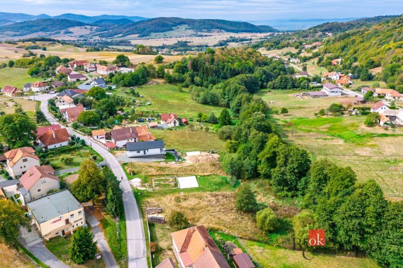 Pozemok na predaj v Detve, Skliarovo, aj so základovou platňou - Kopcovitá krajina obklopuje domy v Detve, ideálna pre pozemky - bývanie.