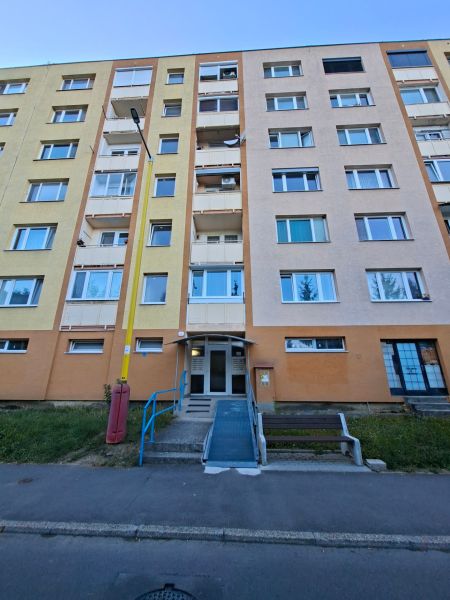DOBRÉ REALITY - krásny 1,5-i. byt s lódžiou na prenájom, Kanianka - Panelový bytový dom na Školskej ulici v Kanianke.