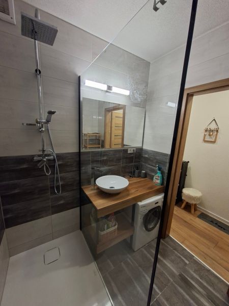 DOBRÉ REALITY - krásny 1,5-i. byt s lódžiou na prenájom, Kanianka - Kúpeľňa s umývadlom, sprchovým kútom a práčkou v 1-izbovom byte, podlaha s dreveným dekorom.