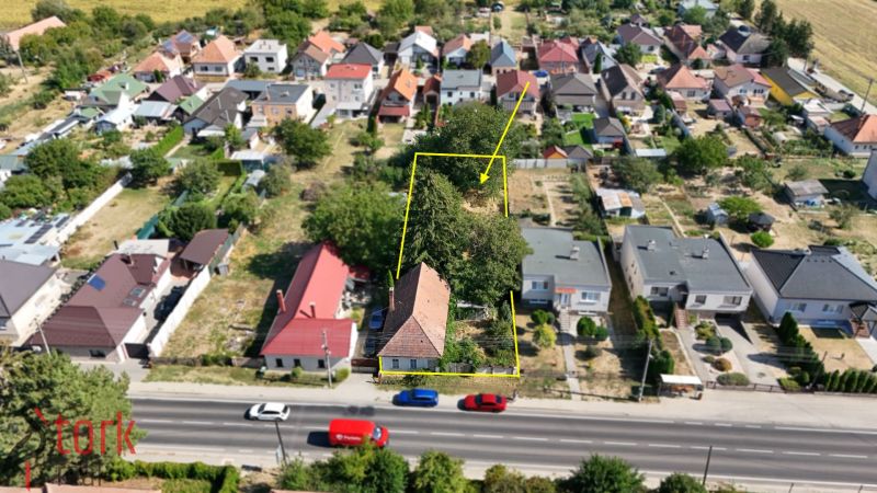 Veľký STAVEBNÝ POZEMOK so starším domom - Krušovce - Letecký pohľad na pozemky - bývanie na Štefánikovej ulici v Krušovciach s viditeľným domom.