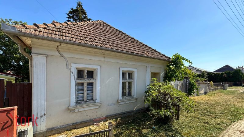 Veľký STAVEBNÝ POZEMOK so starším domom - Krušovce - Starší dom na Štefánikovej ulici v Krušovciach na pozemku určenom pre bývanie.