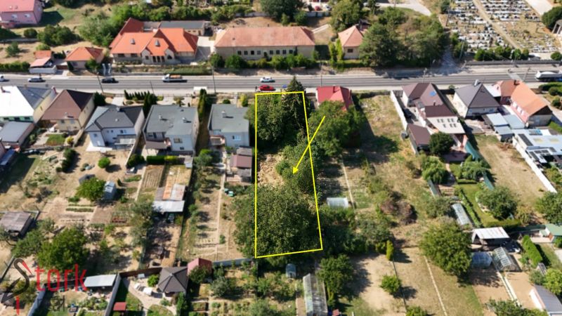 Veľký STAVEBNÝ POZEMOK so starším domom - Krušovce - Pozemok na bývanie na Štefánikovej ulici v Krušovciach so záhradou a stromami.