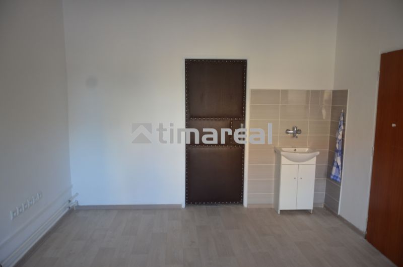 Kancelária na prenájom 15m2, Jerichova, Trnava - Interiér kancelárie s podlahou s dreveným dekorom a umývadlom.