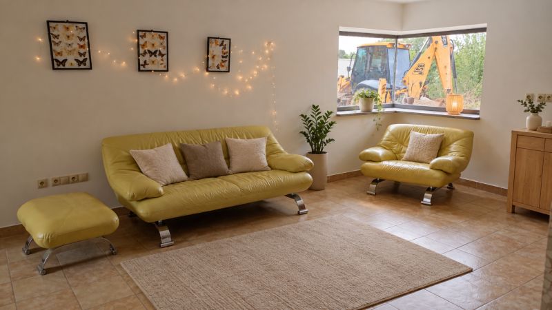 MODERNÝ 6-IZBOVÝ BUNGALOV S TERASOU A POZEMKOM 884 m² – RATNOVCE - Obývačka v rodinnom dome s koženou sedačkou, dekoráciami a pohľadom na bager.