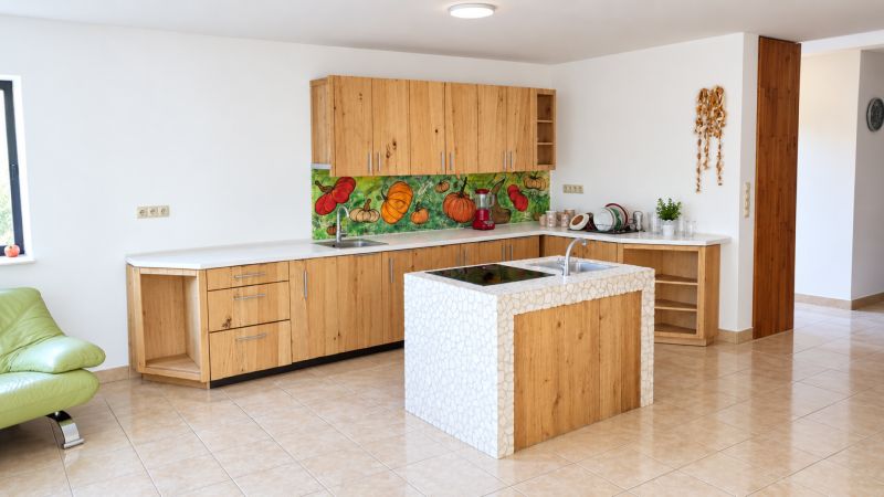 MODERNÝ 6-IZBOVÝ BUNGALOV S TERASOU A POZEMKOM 884 m² – RATNOVCE - Kuchyňa v rodinnom dome s kuchynskou linkou a farebným obkladom zeleniny.