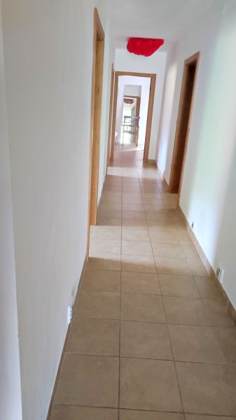 MODERNÝ 6-IZBOVÝ BUNGALOV S TERASOU A POZEMKOM 884 m² – RATNOVCE - Chodba v rodinnom dome s dlažbou a bielymi stenami.