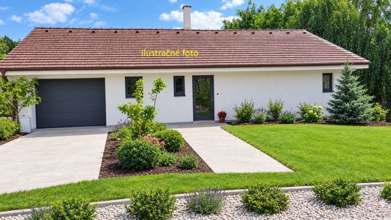 MODERNÝ 6-IZBOVÝ BUNGALOV S TERASOU A POZEMKOM 884 m² – RATNOVCE - Rodinný dom v Ratnovciach s udržiavanou záhradou a garážou, obklopený zeleňou.