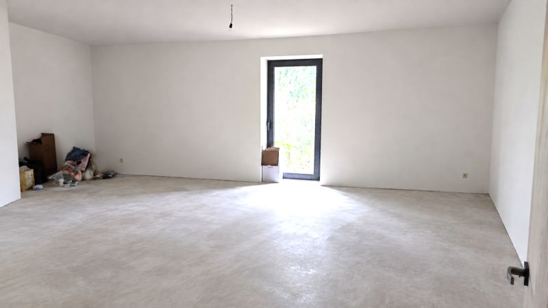 MODERNÝ 6-IZBOVÝ BUNGALOV S TERASOU A POZEMKOM 884 m² – RATNOVCE - Nezariadená miestnosť s dverami a vecami na zemi v Rodinnom dome.