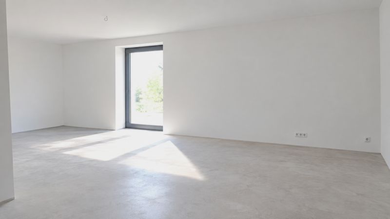 MODERNÝ 6-IZBOVÝ BUNGALOV S TERASOU A POZEMKOM 884 m² – RATNOVCE - Priestranná izba v rodinnom dome s veľkými oknami a bielymi stenami.