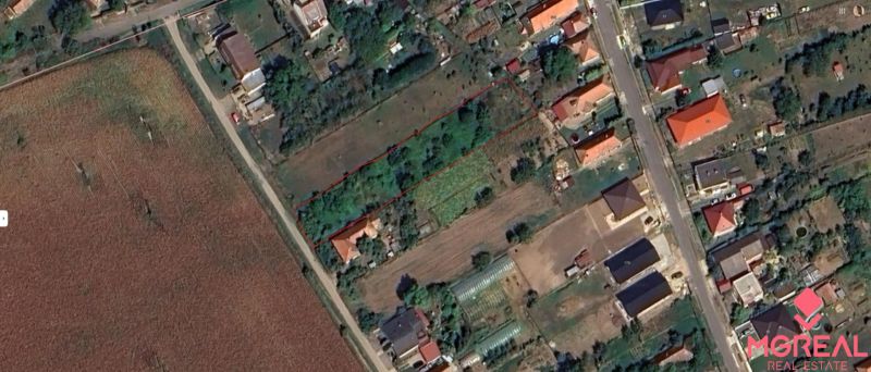 Stavebný pozemok v obci Jasová - Pozemky na bývanie v Jasovej s vyznačeným územím, obklopené zeleňou a budovami.