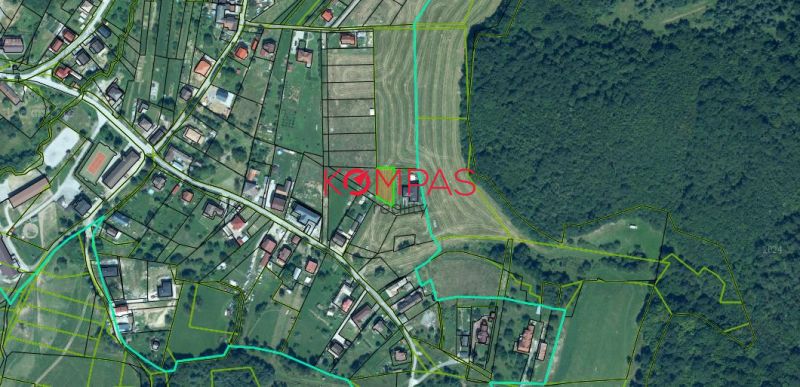 POZEMOK URČENÝ NA VÝSTAVBU V PRÍJEMNEJ OBCI BLÍZKO ZVOLENA - PODZÁMČOK - Letecký pohľad na pozemky na bývanie v obci Podzámčok, obklopené zeleňou a parcelami.
