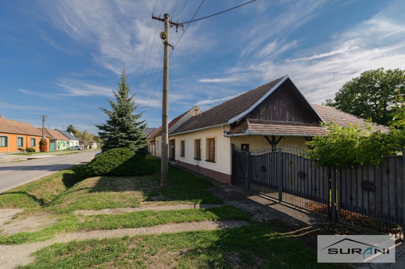 Starší rodinný dom s veľkou záhradou v obci Štefanová | okres Pezinok - Rodinný dom na Hlavnej ulici v Štefanovej, pri elektrickom stĺpe a zelenej záhrade.