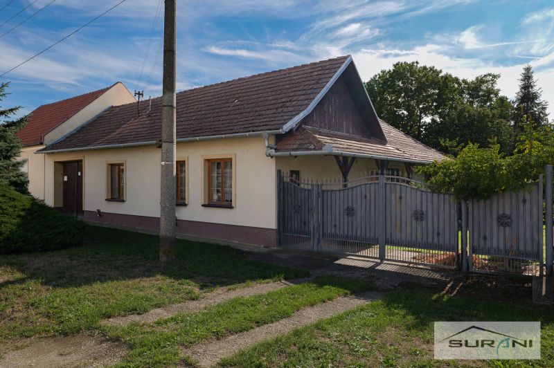 Starší rodinný dom s veľkou záhradou v obci Štefanová | okres Pezinok - Rodinný dom na Hlavnej ulici v Štefanovej, s priestranným dvorom a záhradou.