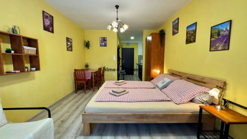 NA PREDAJ apartmán v Podhájskej  - Rekreačný apartmán má manželskú posteľ, jedálenský kút a podlahu s dreveným dekorom.