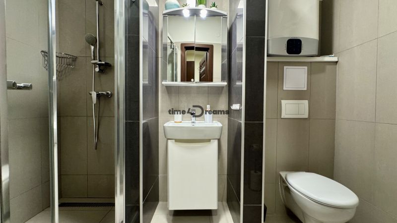 NA PREDAJ apartmán v Podhájskej  - Kúpeľňa v Rekreačnom apartmáne s toaletou, sprchovým kútom a umývadlom.