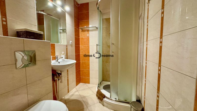 NA PREDAJ investičný apartmán v Podhájskej - Kúpeľňa v Rekreačnom apartmáne s keramickými obkladmi a sprchovým kútom.