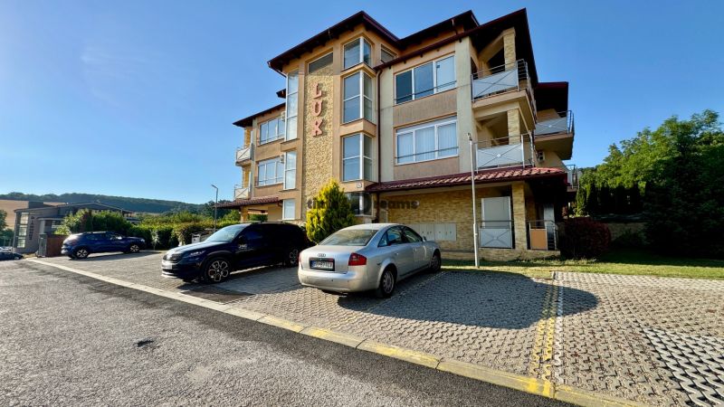 NA PREDAJ investičný apartmán v Podhájskej - Budova rekreačného apartmánu na Termálnej ulici v Podhájskej s parkovaním.