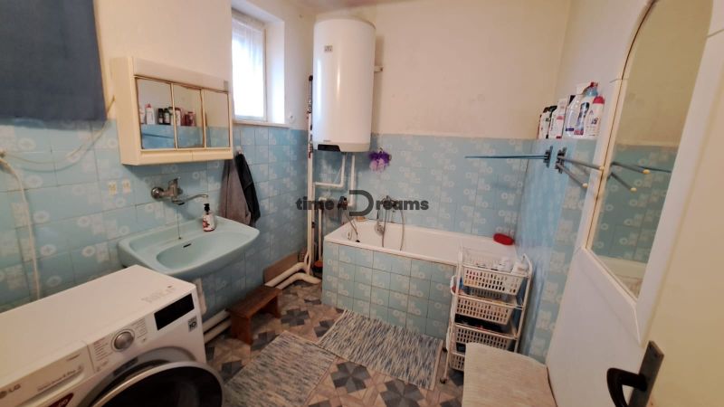 NA PREDAJ 6 izbový rodinný dom v obci Hrušovany  - Kúpeľňa v rodinnom dome s umývadlom, vaňou a práčkou. Modré obklady, úložné koše.
