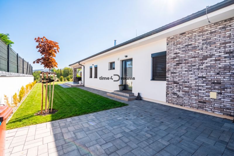 NA PREDAJ moderná 4 izb novostavba RD v Nitre časť Lužianky - Rodinný dom na Smrekovej ulici v Lužiankach s udržiavanou záhradou a terasou.