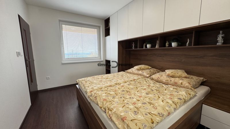 NA PREDAJ Rodinný dom v krásnom prostredí obce Štitáre NITRA - Spálňa v rodinnom dome s posteľou a podlahou s dreveným dekorom.