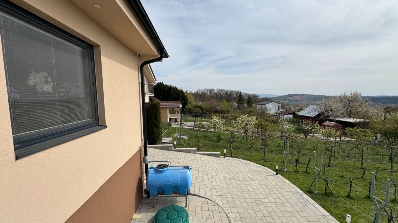 NA PREDAJ Rodinný dom v krásnom prostredí obce Štitáre NITRA - Rodinný dom v Štitároch s výhľadom na záhradu a dlažobnou terasou.