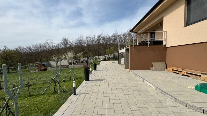 NA PREDAJ Rodinný dom v krásnom prostredí obce Štitáre NITRA - V rodinnom dome v Štitároch je vydláždený chodník vedľa záhradného sadu a trávnika.