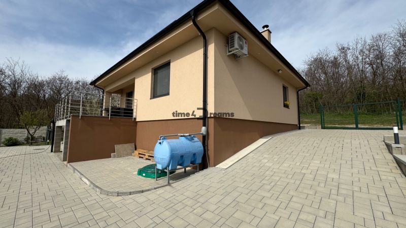 NA PREDAJ Rodinný dom v krásnom prostredí obce Štitáre NITRA - Rodinný dom v Štitároch s terasou a vydláždeným dvorom v pokojnom prostredí.