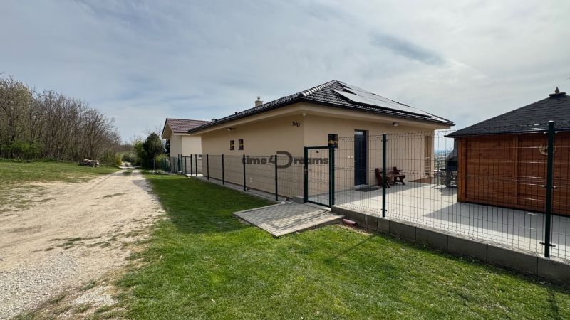 NA PREDAJ Rodinný dom v krásnom prostredí obce Štitáre NITRA - Rodinný dom v Štitároch s trávnatou záhradou, plotom a prístreškom.