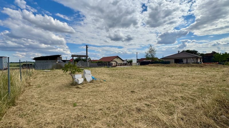 NA PREDAJ Stavebný pozemok v obci Golianovo - Stavebné pozemky pre bývanie v Golianove so šírym výhľadom a jasnou oblohou.