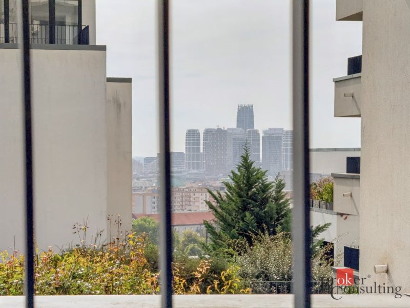 Veľkometrážny 2i byt s terasou a parkovaním na Kolibe - Výhľad z balkóna v Bratislave-Novom Meste na Svätovavrineckej, s panorámou mesta.