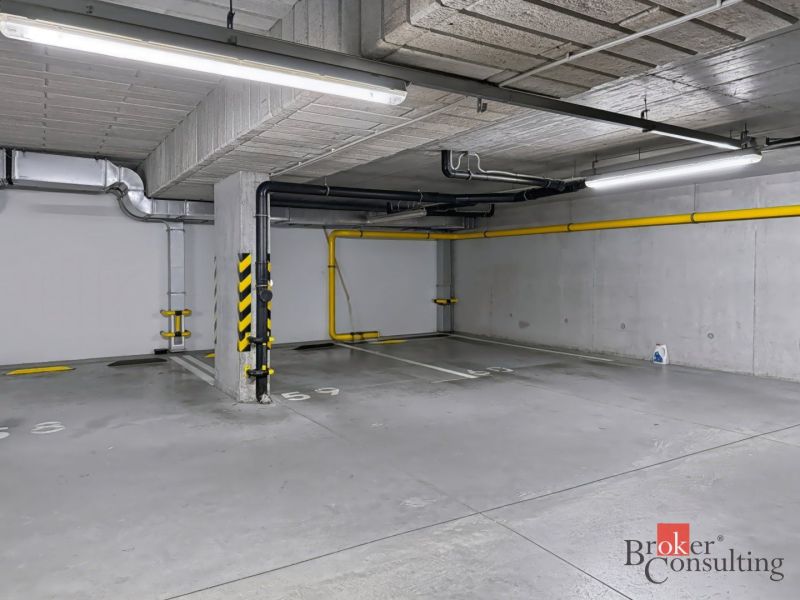 Veľkometrážny 2i byt s terasou a parkovaním na Kolibe - Parkovacie miesto v podzemnej garáži na farebne označenej podlahe.