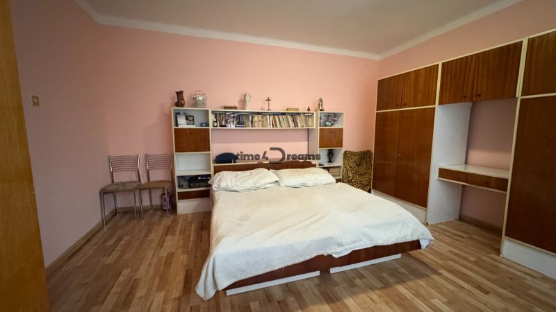 NA PREDAJ Rodinný dom - Šurany - Nitriansky Hrádok, EXKLUZÍVNE - Spálňa s posteľou a zabudovanými skriňami v rodinnom dome.