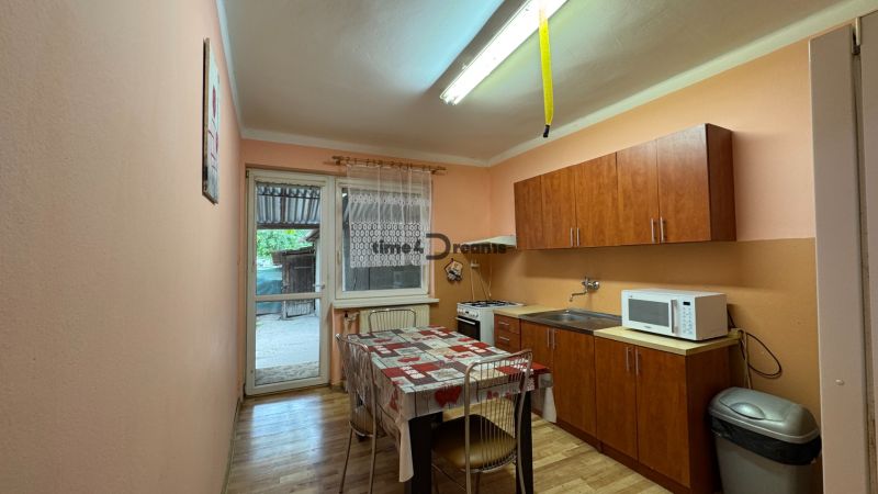 NA PREDAJ Rodinný dom - Šurany - Nitriansky Hrádok, EXKLUZÍVNE - Jedálenský kút v rodinnom dome s drevenou podlahou a kuchynskou linkou.