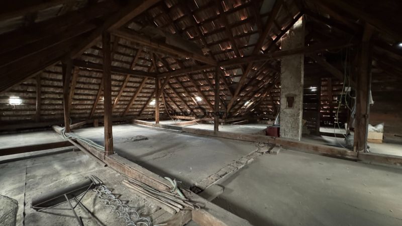 NA PREDAJ Rodinný dom - Šurany - Nitriansky Hrádok, EXKLUZÍVNE - Podkrovie s drevenými trámami v rodinnom dome, vhodné na rekonštrukciu.