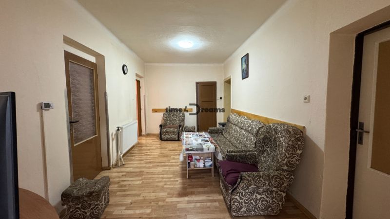 NA PREDAJ Rodinný dom - Šurany - Nitriansky Hrádok, EXKLUZÍVNE - Obývacia izba v rodinnom dome s pohovkou a kreslami, jednoduchý drevený nábytok.