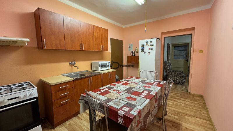 NA PREDAJ Rodinný dom - Šurany - Nitriansky Hrádok, EXKLUZÍVNE - Kuchyňa v rodinnom dome, s drevenou linkou, jedálenským stolom a sporákom.