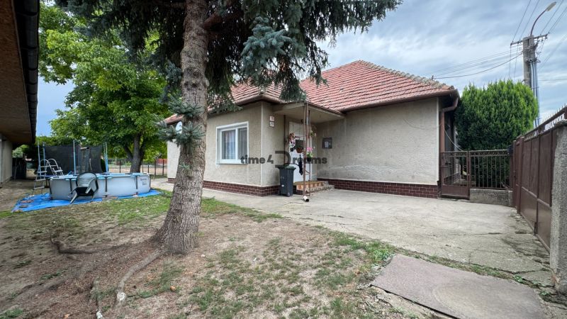 NA PREDAJ Rodinný dom - Šurany - Nitriansky Hrádok, EXKLUZÍVNE - Rodinný dom v Šuranoch s bazénom, stromami a bránou na dvore.