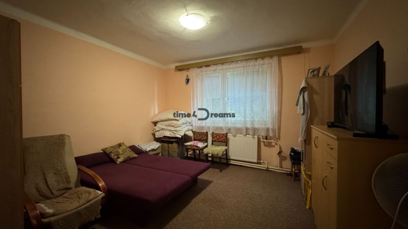 NA PREDAJ Rodinný dom - Šurany - Nitriansky Hrádok, EXKLUZÍVNE - Obývacia izba s rozkladacím gaučom, kreslom a televízorom v rodinnom dome.