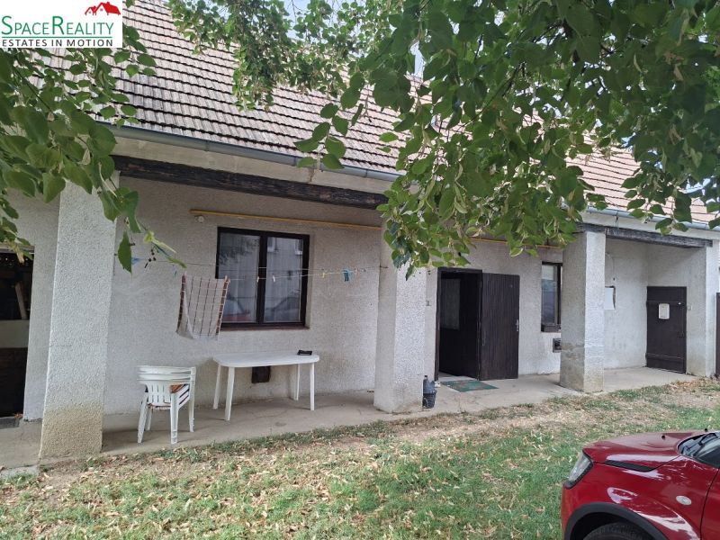 Predáme pozemok s RD v obci Viničné  - Pred domom na Hlavnej ulici vo Viničnom, Pozemky - bývanie, stoja stoly.
