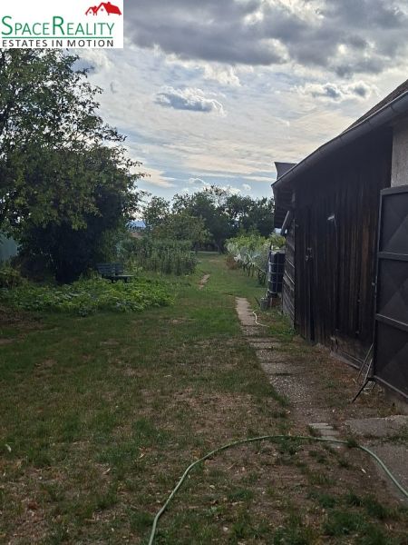 Predáme pozemok s RD v obci Viničné  - Záhrada s trávnikom a chodníkom na Hlavnej ulici v Viničnom, Pozemky - bývanie.