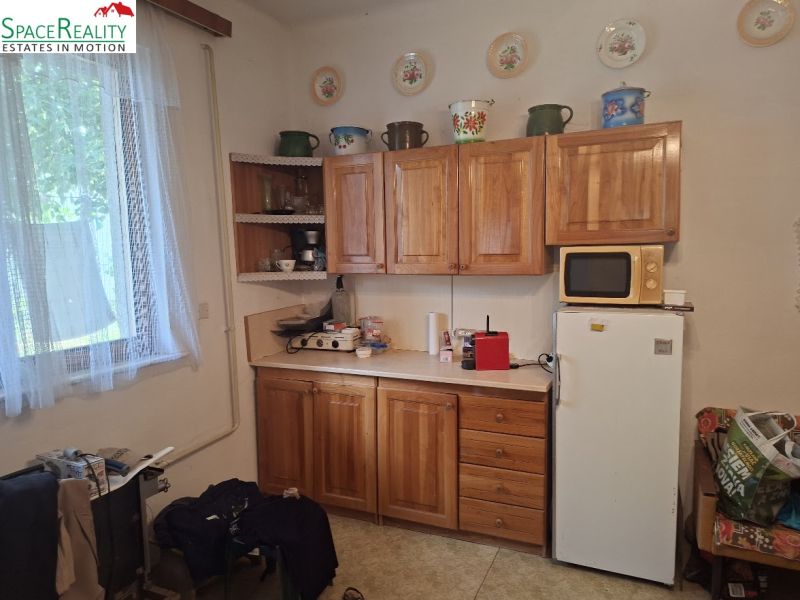 Predáme pozemok s RD v obci Viničné  - Kuchyňa s drevenými skrinkami, mikrovlnkou a chladničkou, Pozemky - bývanie.