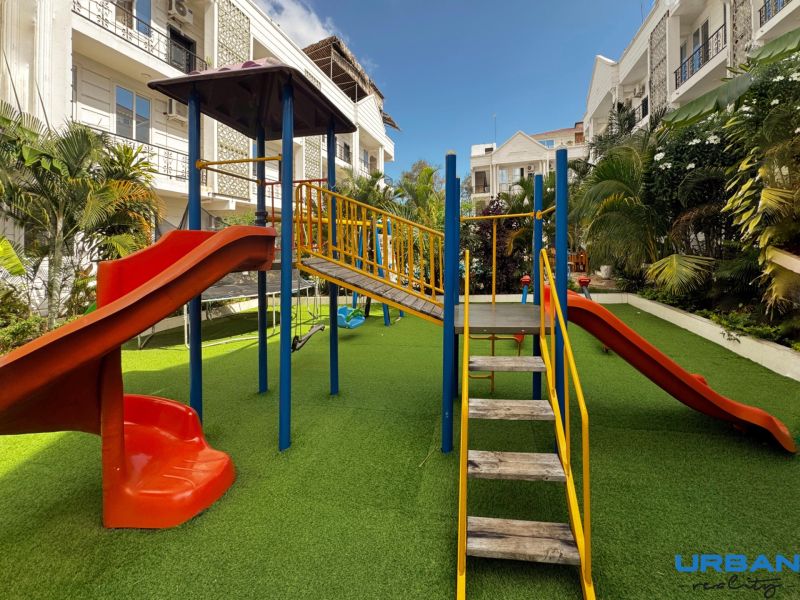 2-IZBOVÝ CONDO APARTMÁN PRI PLÁŽI, MBWENI, ZANZIBAR - Detské ihrisko na ulici Mbweni v Zanzibare s preliezačkami a šmykľavkami.