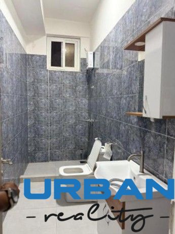 2-IZBOVÝ CONDO APARTMÁN PRI PLÁŽI, MBWENI, ZANZIBAR - Kúpeľňa v 2-izbovom byte s keramickými obkladmi a bielym sanitárnym zariadením.